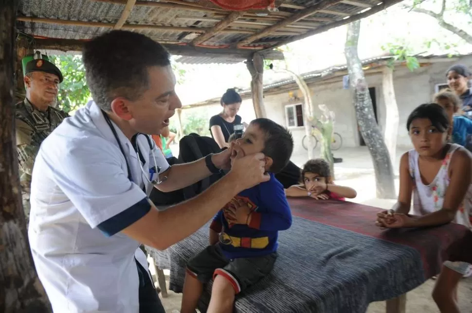 OPERATIVO SANITARIO. Médicos del PAMI y profesionales de Desarrollo Social asistieron ayer a niños de los parajes más alejados de Villa Chicligasta. la gaceta / foto de osvaldo ripoll