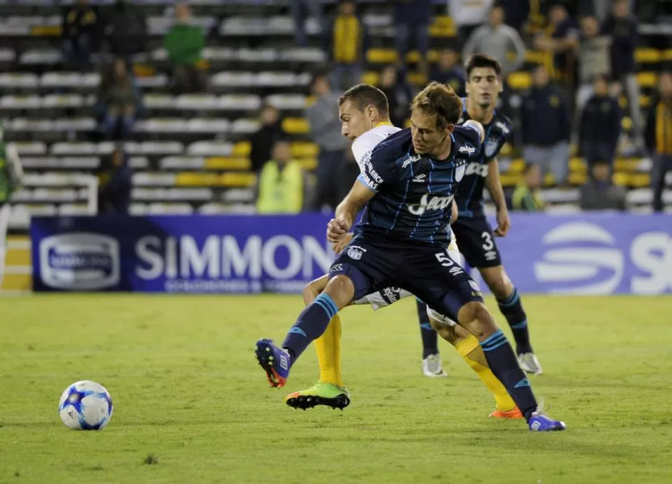 LE GANARON LA ESPALDA. Ruben, recién ingresado, se anticipa a Leyes y lo vence en velocidad en una de las jugadas en las que participó el autor del 2-0 para Central. El volante no pudo controlarlo.  foto de marcelo manera (especial para la gaceta)