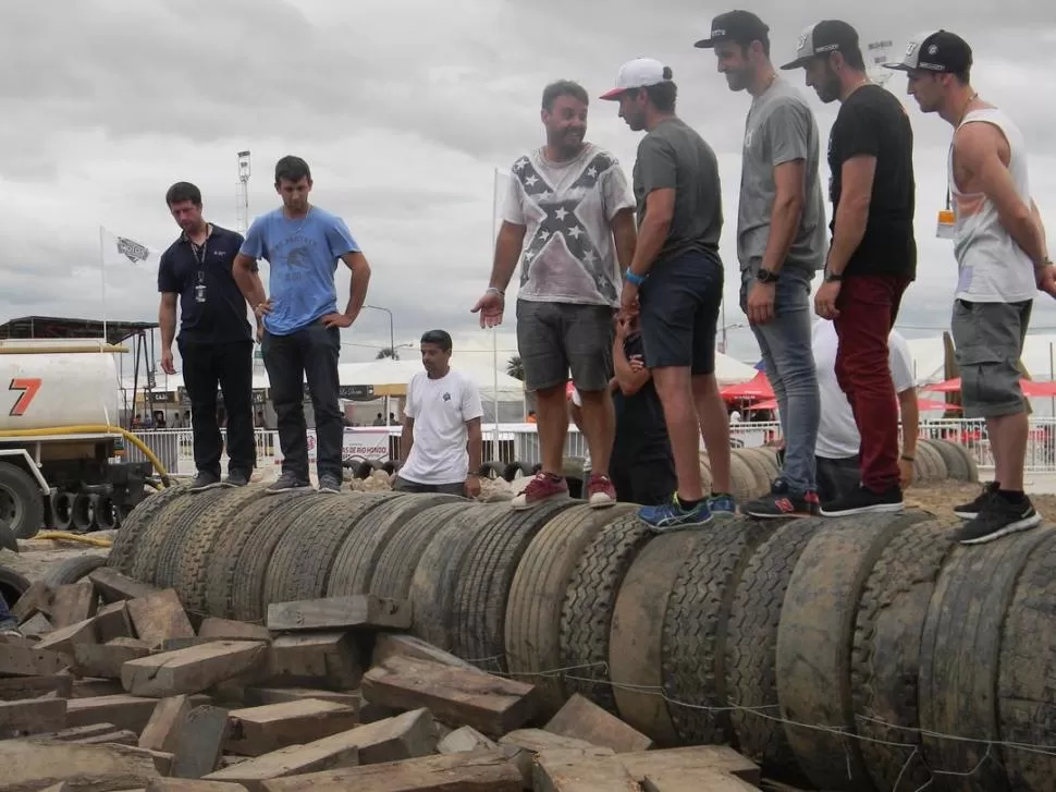 PREVIA. Mientras Orly Terranova supervisa, Pastoriza Ferro (centro) explica su pista. la gaceta / fotos de mariana apud