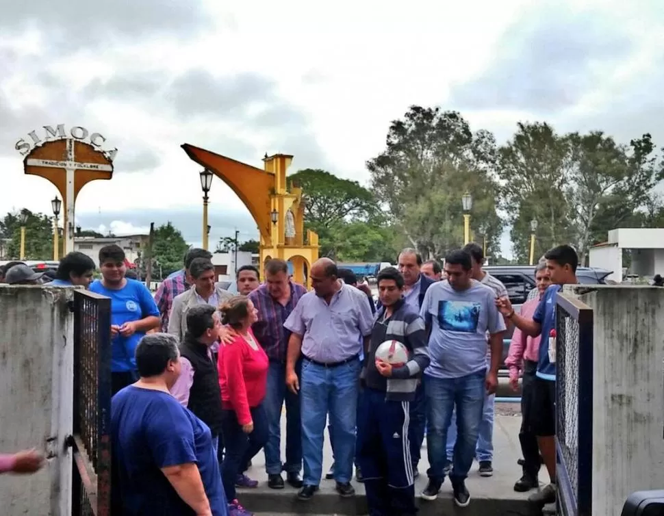 EN SIMOCA. Manzur y Jaldo, junto a funcionarios, visitaron el centro de evacuados en una escuela.  twitter