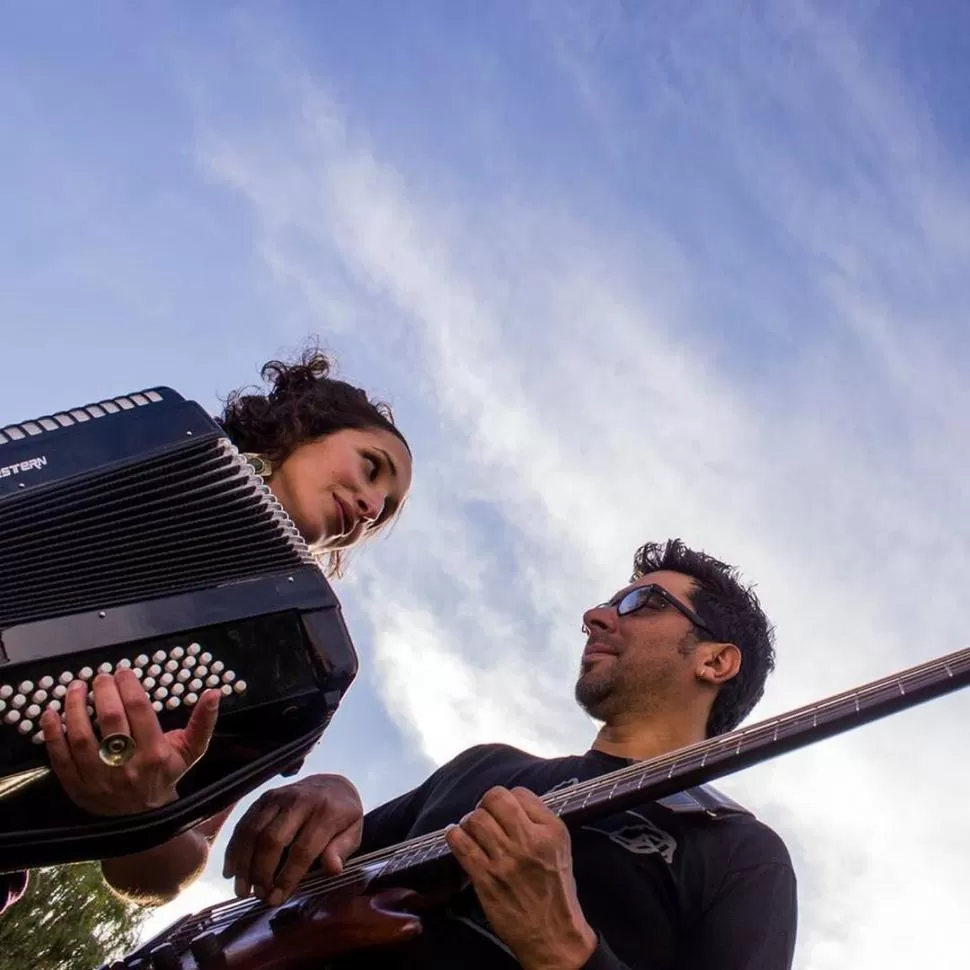 ARRIBA Y ABAJO DEL ESCENARIO. Laura Chaker y Fidel Flores son pareja.  