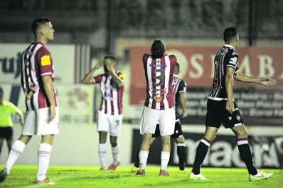 San Martín quedó al borde del precipicio