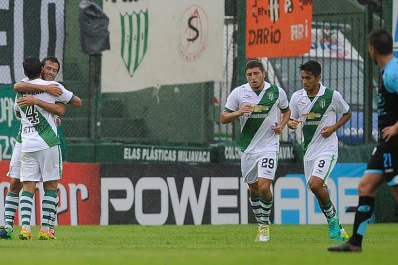 Banfield venció a Belgrano y da pelea arriba