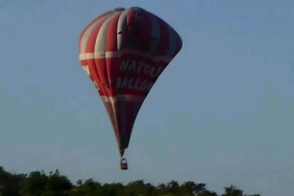 Un muerto y 20 heridos al estrellarse un globo aerostático turístico en Turquía