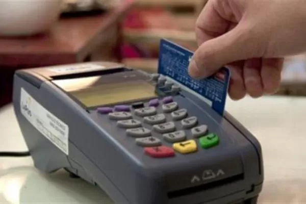 El consumidor tiene sus tarjetas cargadas y trata de reordenar sus finanzas