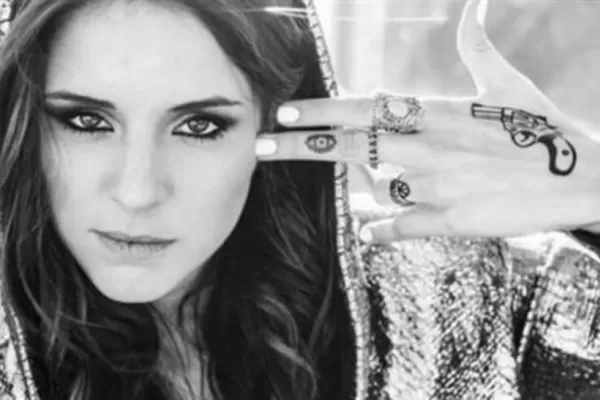 Cande Tinelli se tapó uno de sus más polémicos tatuajes