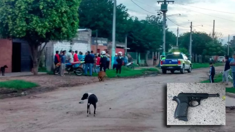 EN EL LUGAR. Los vecinos asistieron a la víctima antes de que sea internado. 