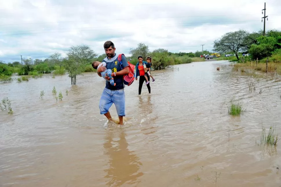 VOLVER A EMPEZAR. Muchas familias en el sur perdieron todo. LA GACETA / FOTO DE FRANCO VERA.-