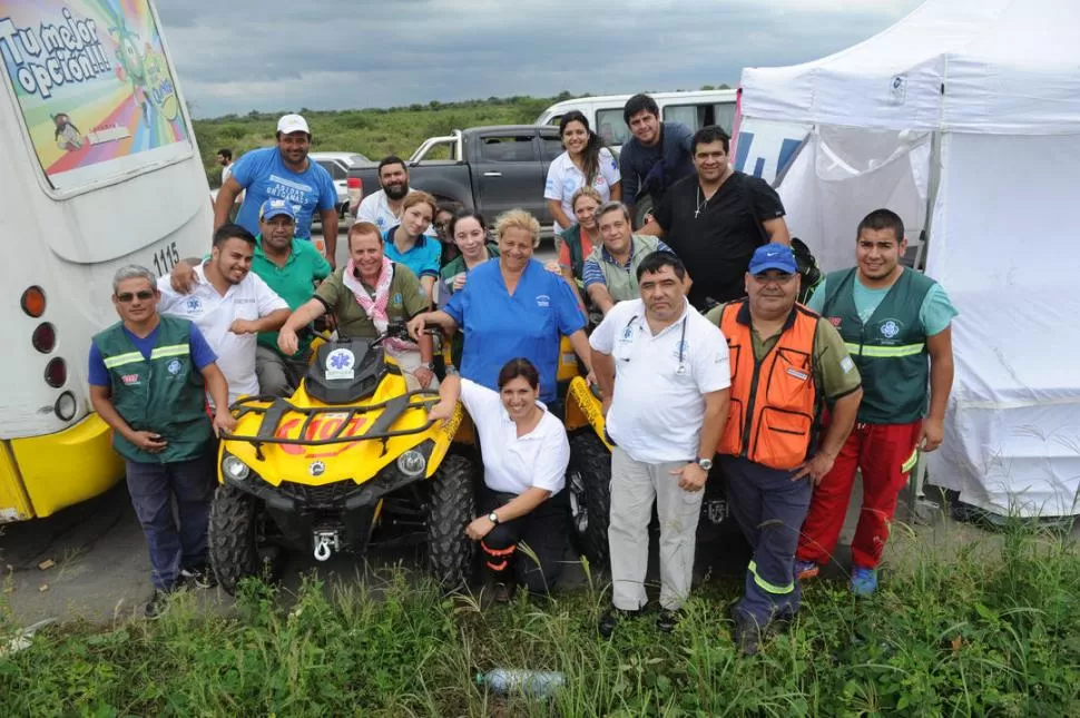 EL EQUIPO. Médicos y enfermeros acampan en la ruta hace una semana. LA GACETA / FOTO DE FRANCO VERA.- 