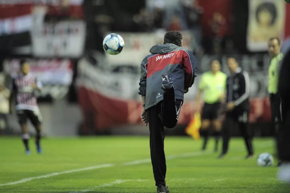 PREOCUPANTE. Diego Cagna vive uno de sus peores momentos desde que llegó a San Martín. El entrenador deberá apelar a la motivación para recuperar a un grupo golpeado.  foto de matías nápoli escalero (especial para la gaceta)