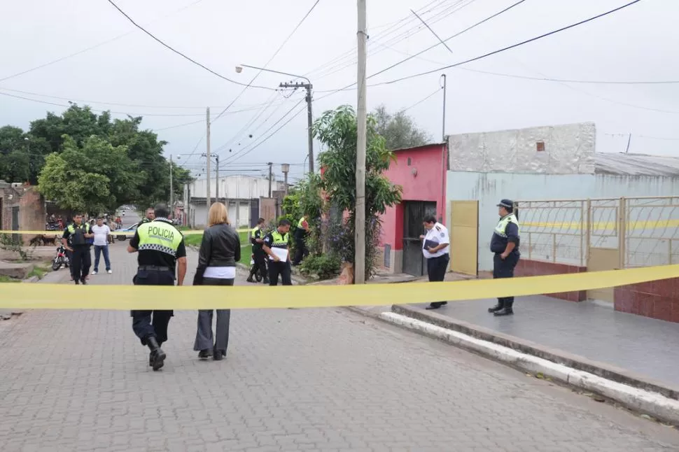 EN PLENA TAREA. Policías y funcionarios judiciales recorren la calle 37 al 200 donde un hombre, en menos de 10 minutos, hirió a tres personas y mató a una vecina. la gaceta / foto de analía jaramillo