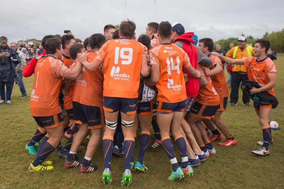 LA ESPERA TERMINÓ. Los “Naranjitas” vitorean al capitán Sebastián Villagra, que ya recibió la copa que certifica a Tucumán como nuevo campeón argentino M18. fotos de Agustín Tessio (gaspafotos)