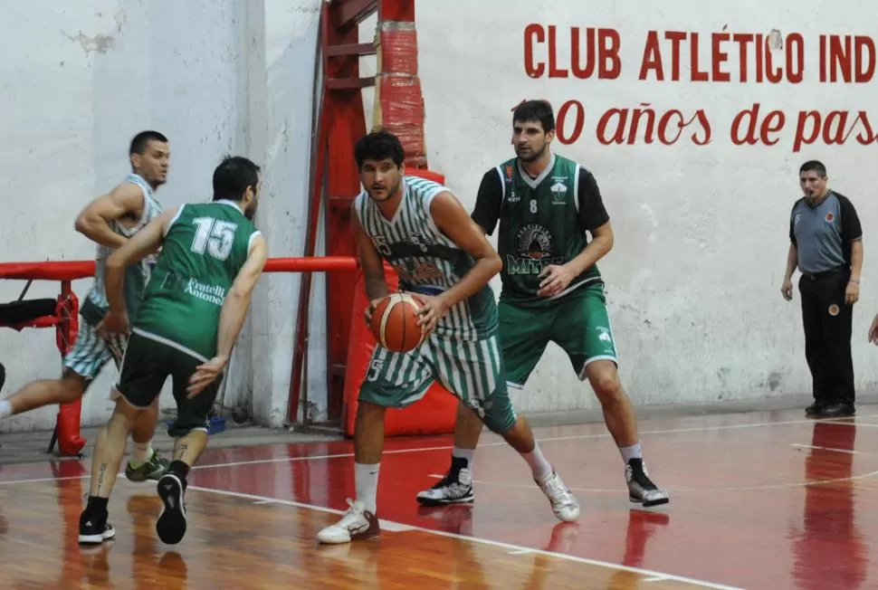 DESTACADO. Lorú (con la pelota) convirtió 13 puntos para Nicolás Avellaneda. la gaceta / foto de josé nuno