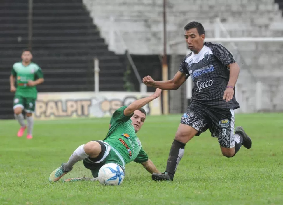 POR EL PISO. El volante Carlos Salcedo, de San Jorge, intenta frenar un ataque de Darío Juan, de Concepción FC. la gaceta / foto de franco vera