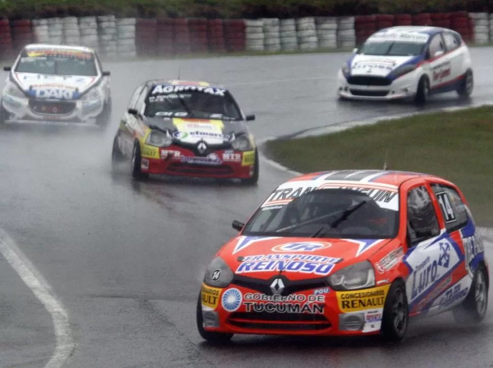 DOMADOR DE LA LLUVIA. Maximiliano Bestani contó con un gran auto (N°14), que le entregó el GR Competición. PRENSA MAXIMILIANO BESTANI  