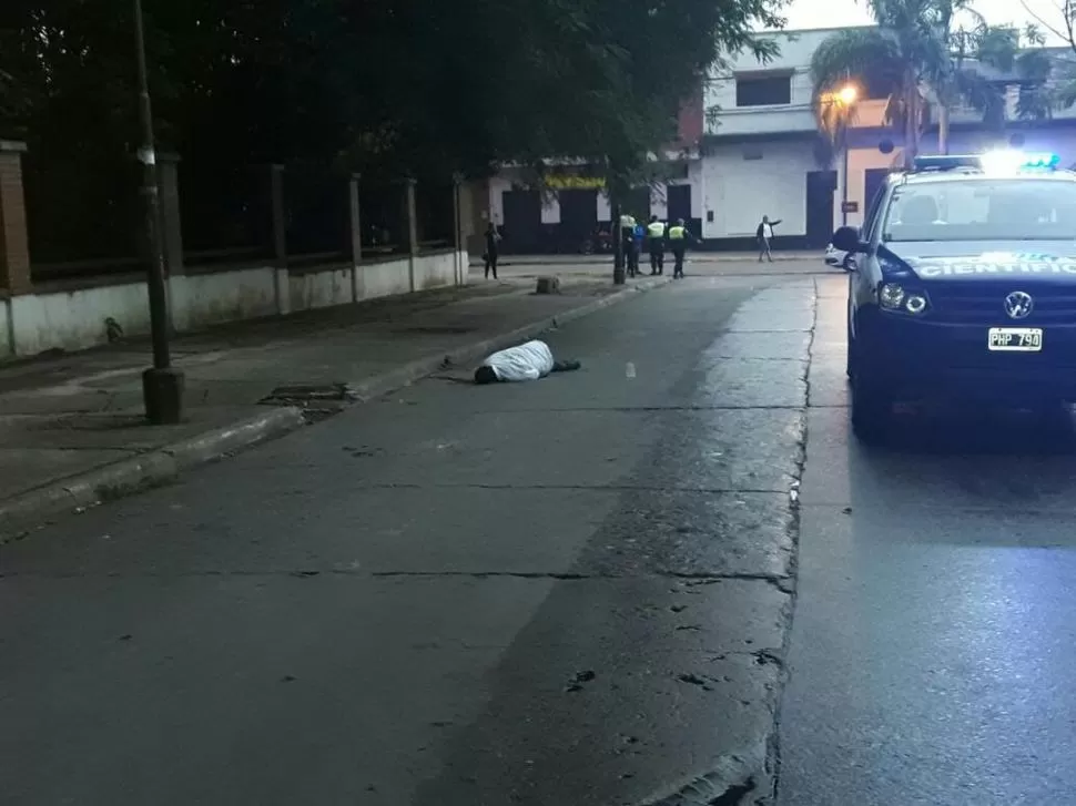 CONMOCIÓN. El cuerpo del joven que fue baleado. Abajo, las marcas que policías le pusieron a las vainas.  