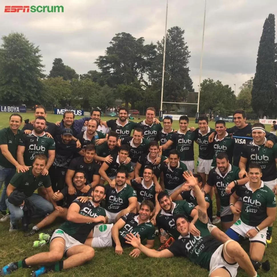 PURA FELICIDAD. El plantel de Tucumán Rugby posó para la cámara luego de ganarle a domicilio a Hindú, bicampeón defensor, y quedar como puntero de su zona. ESPN