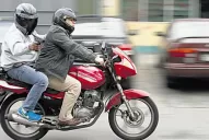 Un colectivo les cerró el paso a dos “motochorros”