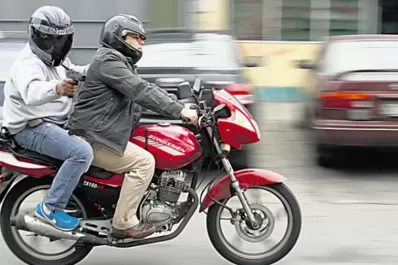 Un colectivo les cerró el paso a dos “motochorros”