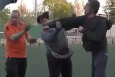 Video: pelea de padres y escándalo durante un partido de juveniles