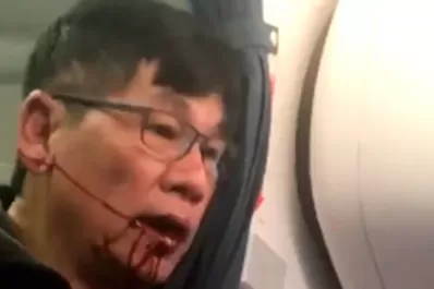 Un pasajero no quiso ceder su asiento y fue arrastrado violentamente por todo el avión