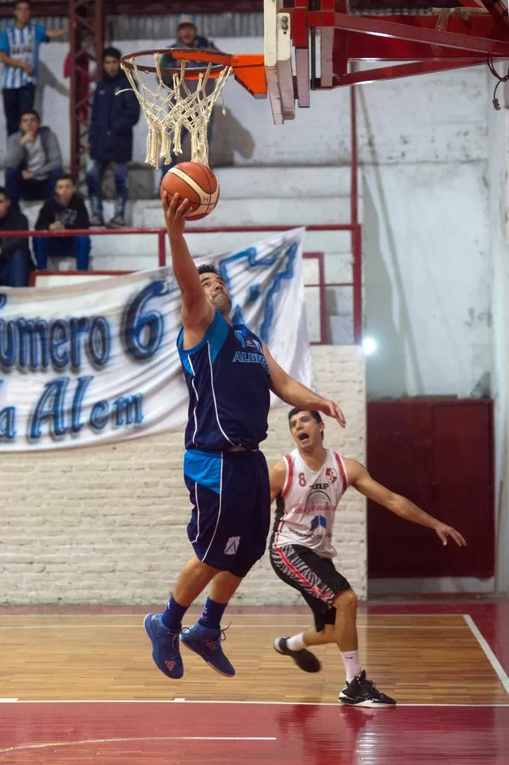 CON PIE DERECHO. Molina intenta convertir de bandeja, ante la vista de Fares. LA GACETA / FOTO DE DIEGO ARÁOZ