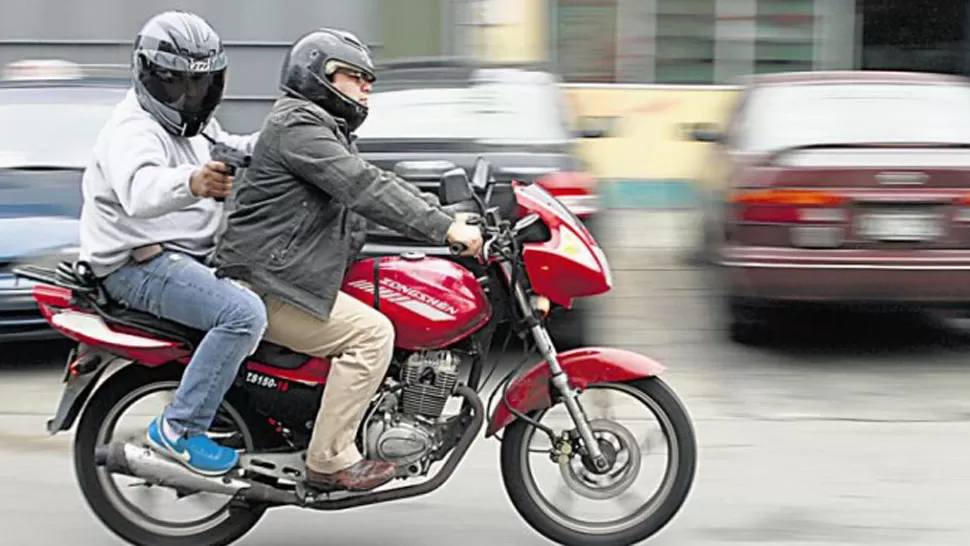 MOTOCHORROS. Los delitos en motocicletas preocupan a las autoridades y a los vecinos. FOTO TOMADA DE CRÓNICA