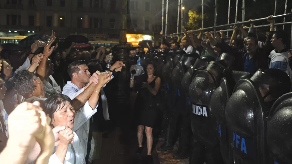 ENFRENTAMIENTO. La policía desalojó la plaza después de atacar a los docentes con gas pimienta. DYN