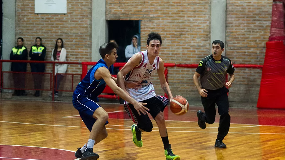 Matías Palacios, de Independiente, con el balón ante la marca de Joaquín Acosta, de Alberdi.
FOTO DE LA GACETA/DIEGO ARÁOZ