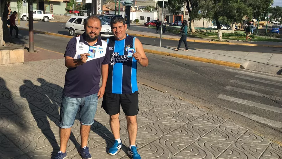 TODO LISTO. Ramiro Nieva y José Quiroga ya tienen sus entradas para mañana ante Wilstermann. LA GACETA / FOTO DE NICOLÁS IRIARTE (ENVIADO ESPECIAL)