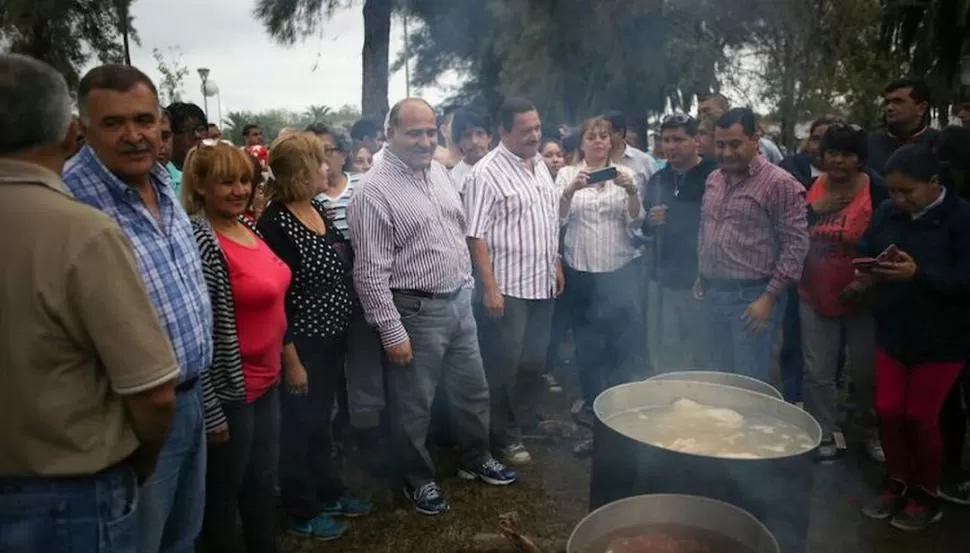 EN VILLA CHICLIGASTA. “No los vamos a dejar solos”, prometió el gobernador al visitar la localidad de Simoca. comunicación púbLica