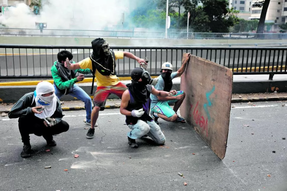 DEFENSA. Ante los gases y perdigones, los manifestantes lanzaron piedras. FOTOS DE reuters 