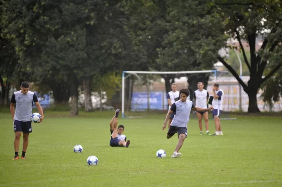 ¿JUGARÁ EN EL FONDO? Jairo Palomino, a punto de pegarle a la pelota durante una práctica. El colombiano supo jugar de defensor central años anteriores y sería una opción para reemplazar a Canuto.  la gaceta / foto de Inés Quinteros Orio