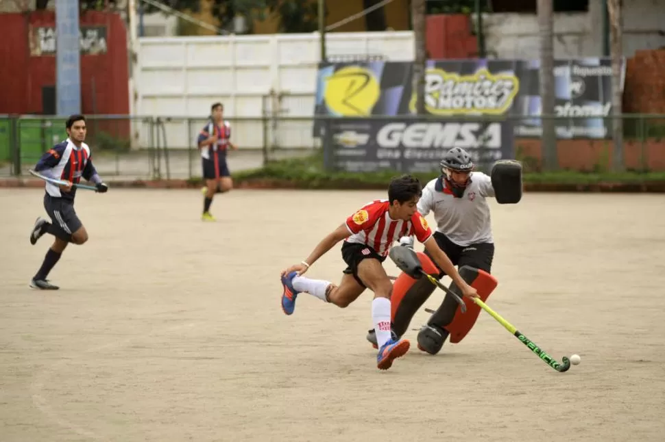 FUE GOL. Cárdenas se anticipa a la salida de Cuenca, el arquero de “CC”. la gaceta / foto de inés quinteros orio