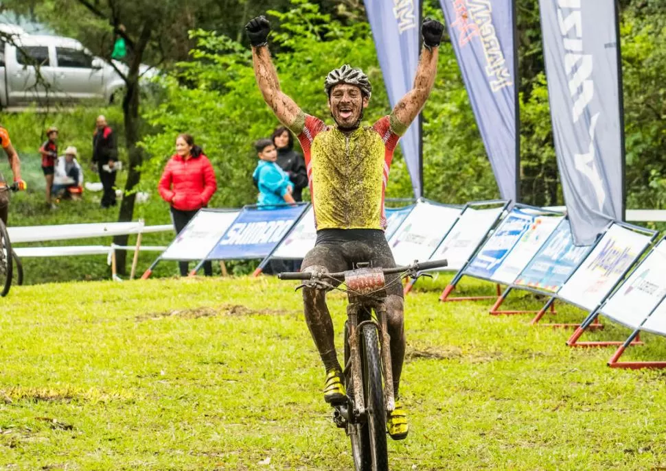 ¡A FESTEJAR! Biazzo celebra el triunfo en Master Pro y en la clasificación general. fotos de Martin Varela
