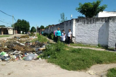 Indignación por un basural que crece al lado de una escuela en Villa Muñecas