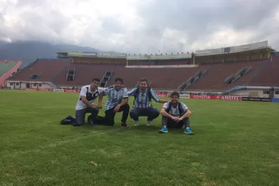 Viajaron dos días en auto a Bolivia para alentar al Decano