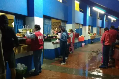 Sandwiches de huevo, de lomito y empanadas, los menúes en el estadio de Cochabamba