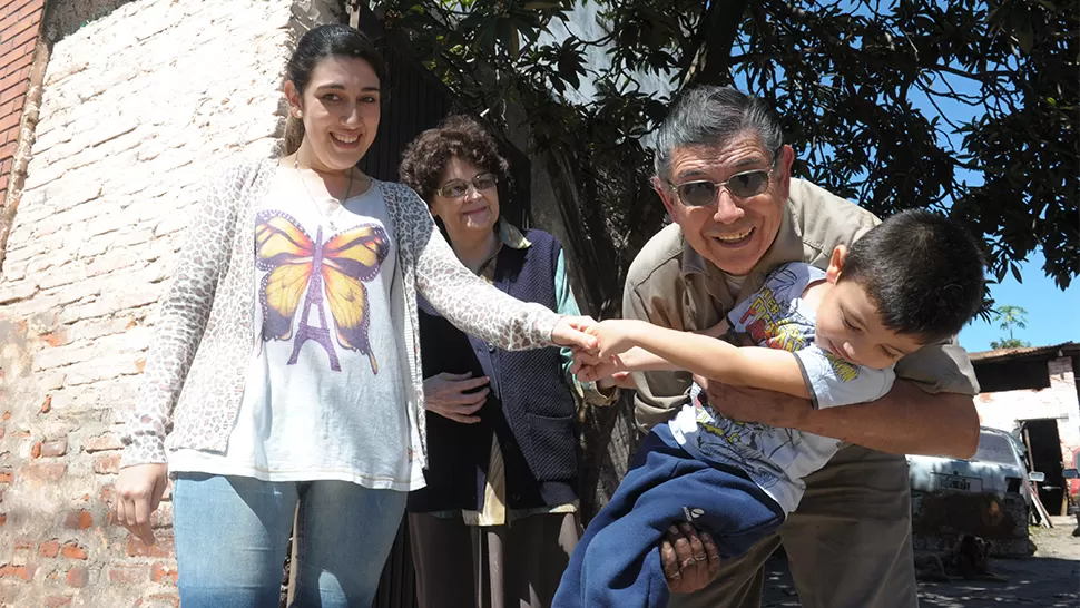 FELICES. El ganador comentó que compartirá el premio con su mujer, su nieto y su única hija. LA GACETA/ JOSÉ NUNO