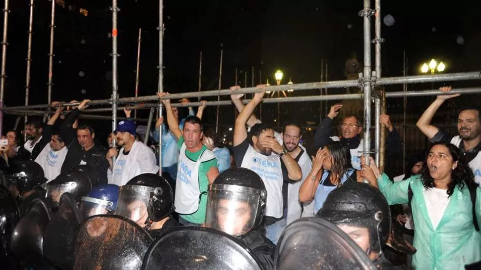 El domingo, la Policía de la Ciudad desalojó a gremialistas docentes que instalaban una “escuela pública itinerante”. FOTO TOMADA DE CLARIN.COM