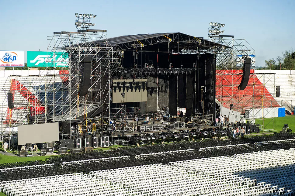 MONTANDO LA TÉCNICA. Los equipos se trasladan en cuatro camiones; el elenco lo hace en avión charter. LA GACETA / FOTO DE DIEGO ARÁOZ.-
