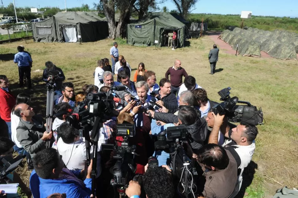 CONFERENCIA. Frigerio habla con la prensa. Al fondo, las tiendas del Ejército. la gaceta / foto de franco vera 