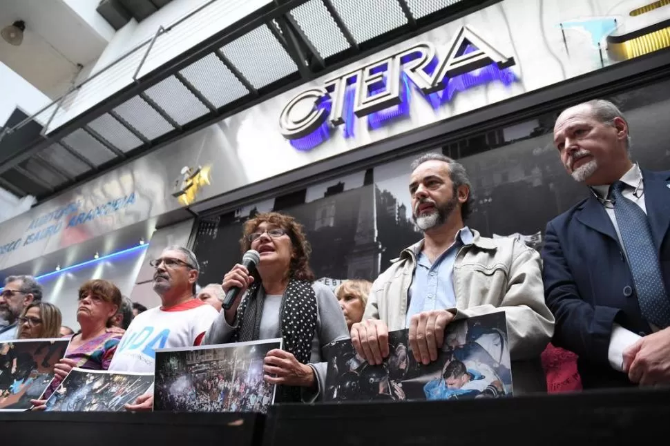 CONFERENCIA DE PRENSA. La dirigentes que representan a los maestros anuncian la medida de fuerza que se cumplirá en todo el país. Dyn