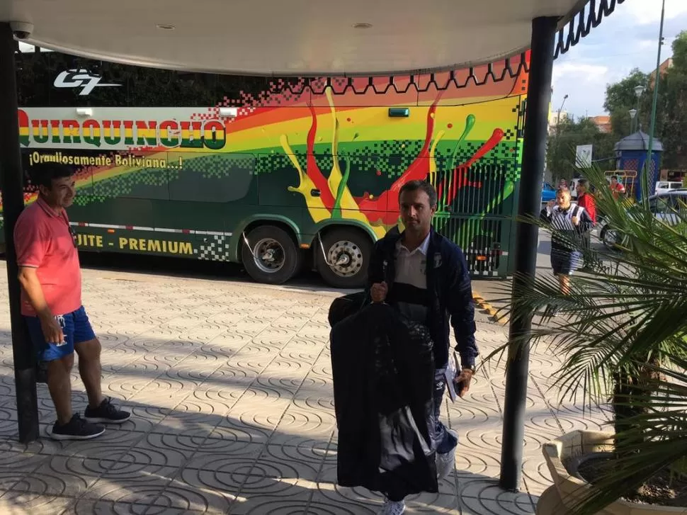 LA BIENVENIDA. Lavallén llegó a Cochabamba, hizo el check in y después salió de paseo: visitó el Templo de La Recoleta. la gaceta / foto de nicolas iriarte (enviado especial)