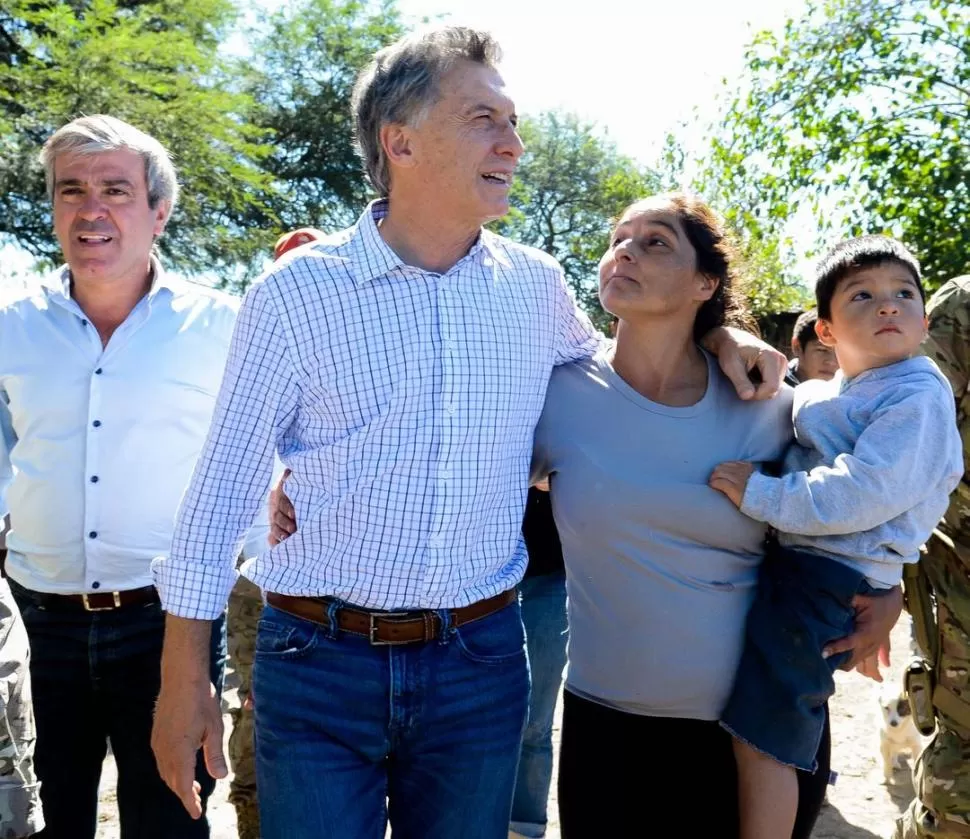 EN LA FLORIDA. El Presidente, Mauricio Macri, y el director del Plan Belgrano, José Cano, visitaron a siete familias que habían permanecido aisladas. foto presidencia de la nación 