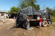 Dejan los muebles en los carros por miedo a otra inundación