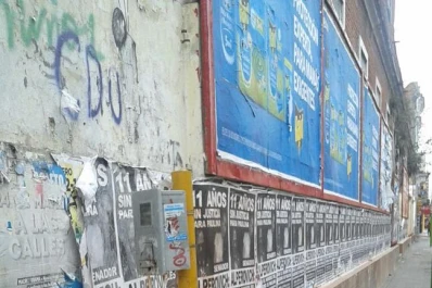 La suciedad en las veredas y las paredes de Mendoza al 800 afean una cuadra céntrica