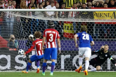 Por un penal de Griezmann, Atlético Madrid venció a Leicester