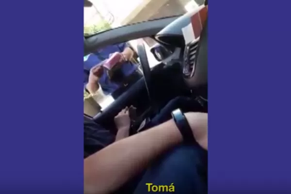 Video: el momento en el que un inspector de tránsito recibe dinero durante un control