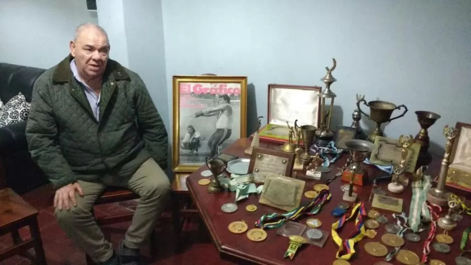 EL MEJOR TESORO. José Alberto Vallejo tiene infinidades de trofeos y medallas que ganó. Entre ellos se destaca la tapa enmarcada de la revista “El Gráfico”. fotos gentileza diego sosa 